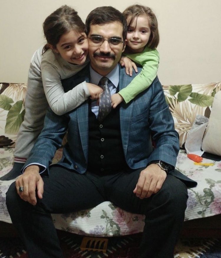 ademozkose's tweet photo. Lanet olsun bu yavrucakları yetim bırakanlara. Sinan Ateş'in katillerinin ve katillerin arkasındaki güçlerin ortaya çıkarılmasını istiyoruz. Korkunç şeyler yazılıp çiziliyor. Toplum asla bu cinayetin üzerinin örtülmesine izin vermemeli. https://t.co/iIJKR19qn6