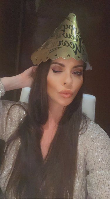 Hope y&rsquo;all had a good night happy new year 🥳 kiss 😘 https://t.co/PMMkLf4YUy<a href="/tag/linseydawnmckenzie"class="tags"><span>#linseydawnmckenzie</span></a>