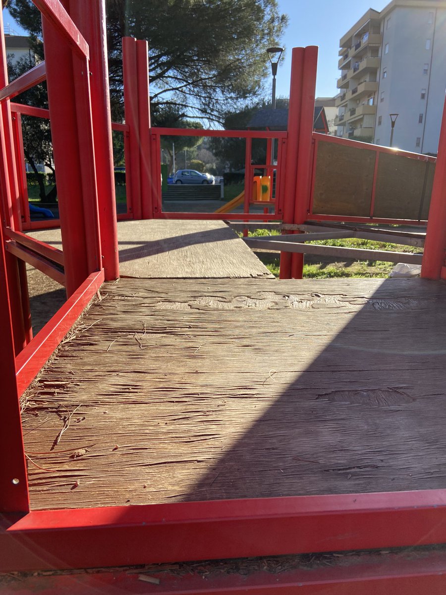 alsoajourno's tweet photo. .@FranzCaruso59 li regaliamo dei giochi nuovi per i bambini di #Cosenza? #Buon2023 di speranza per questa città https://t.co/xS38glnP3A