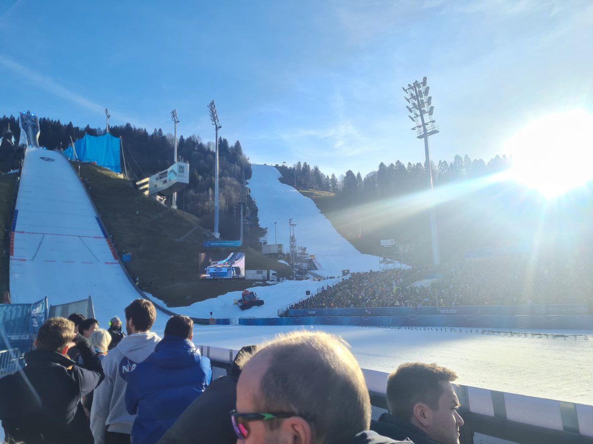 Hach. Skispringen ist immer so ein toller Start ins Jahr. Das gleich danach immer schlechter wird... Aber vielleicht ist 2023 ja ganz anders? #4hills <a href="/SID_Sportnews/">SID</a>