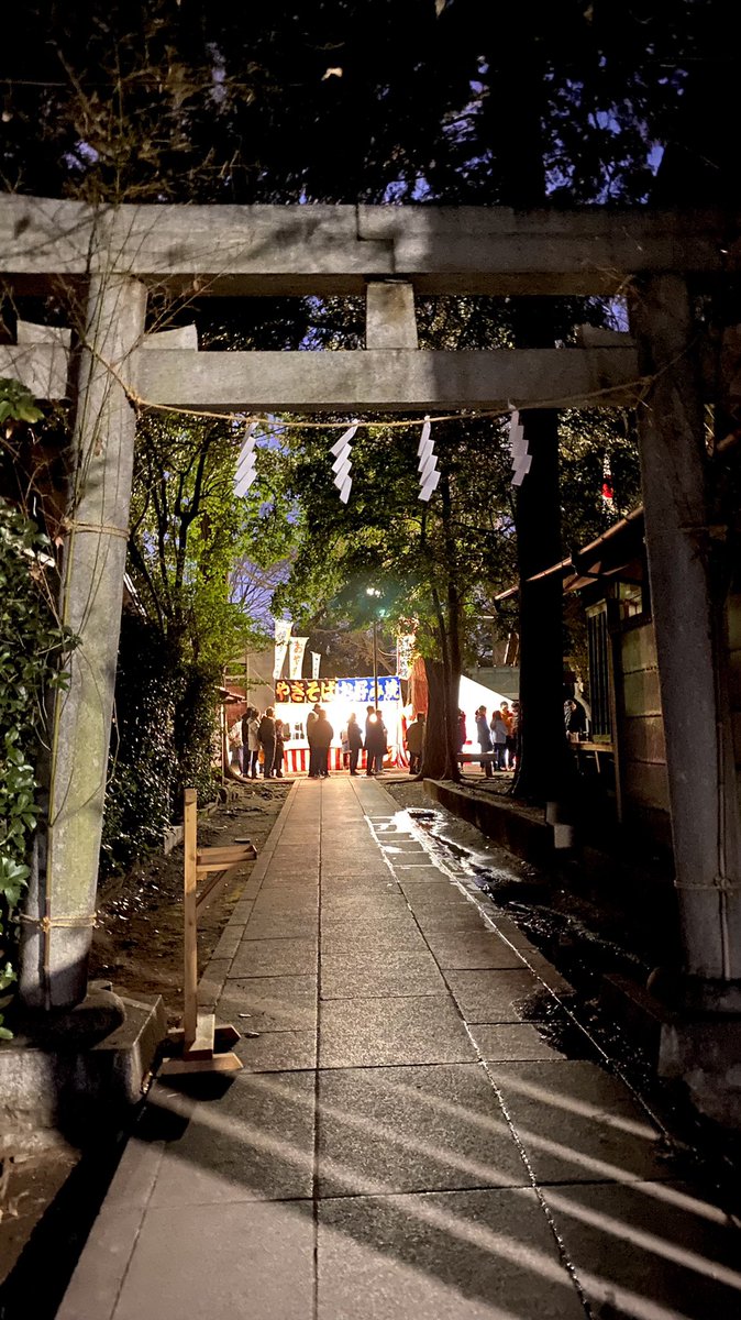 あけましておめでとうございます🌅
本年もどうぞよろしくお願いいたします🐶🙇‍♀️✨

今日もいつも通り、原っぱお散歩🐾
沢山のお友達と、おやついっぱい貰ってご満悦なラテさんでした😂
帰り道に通った神社から美味しそうな匂いが😋
出店が出ていて、日常が少しずつ戻ってきているのを感じた新年でした😌