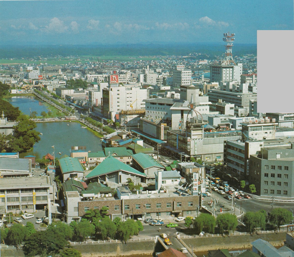 1972年頃の #秋田市広小路 周辺です。
まだジャスコ秋田店が無く、#木内デパート 全盛時代という感じがします。
恐らく本金タワーから撮影されたと思われますが、永遠に見ていられそうな雰囲気ですね😊