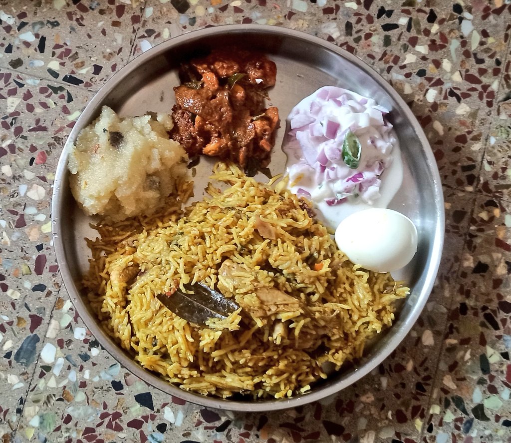 ungal_kums's tweet photo. New year samayal ready 🤩❤️
#chickenbiriyani 
#prawngheeroast 
#pineapplekesari 
#eggs #raitha 
@rock4friends @Dearuuuukoushik @AnishDude3 @kalabakadhalan1 @Magilan07 @needafriend34 @CrazyCloud26 @Picasso_lipa @antonycruzz123 @indian_gaystory @meKomorebi @Ahil_9297 @dusky_buns ❤️ https://t.co/GCUWGcofdC