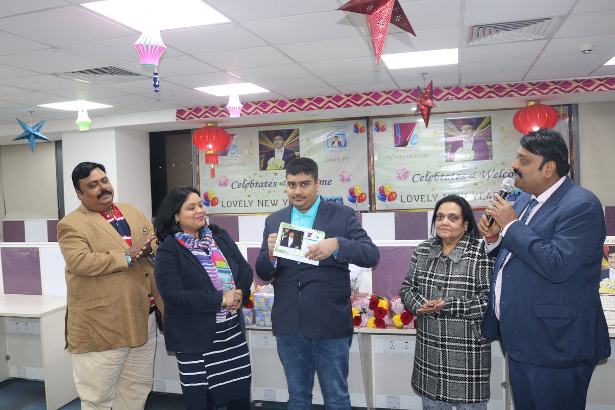 Dharmendra3535's tweet photo. Lovely New Year 2023 Celebrations @Infinity eServices Gurgaon Corporate Office ! Unveiling of Lovely Calendar , Diaries and Table top and entertaining cultural evening ! Wish you all a Very happy blessed and successful year ahead in 2023!!
Happy New Year 2023🎉🎉🎉🎉🎈🎈🍫🍫❤️❤️ https://t.co/YVzHDLVtGS