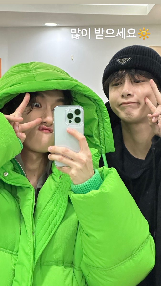 excuse_pretext's tweet photo. 형아 채도 다빨아묵은 한 배추벌레아기
그리고 그 옆 귀여움으��� 지지않는 동구래미 https://t.co/EUKn1dwhva