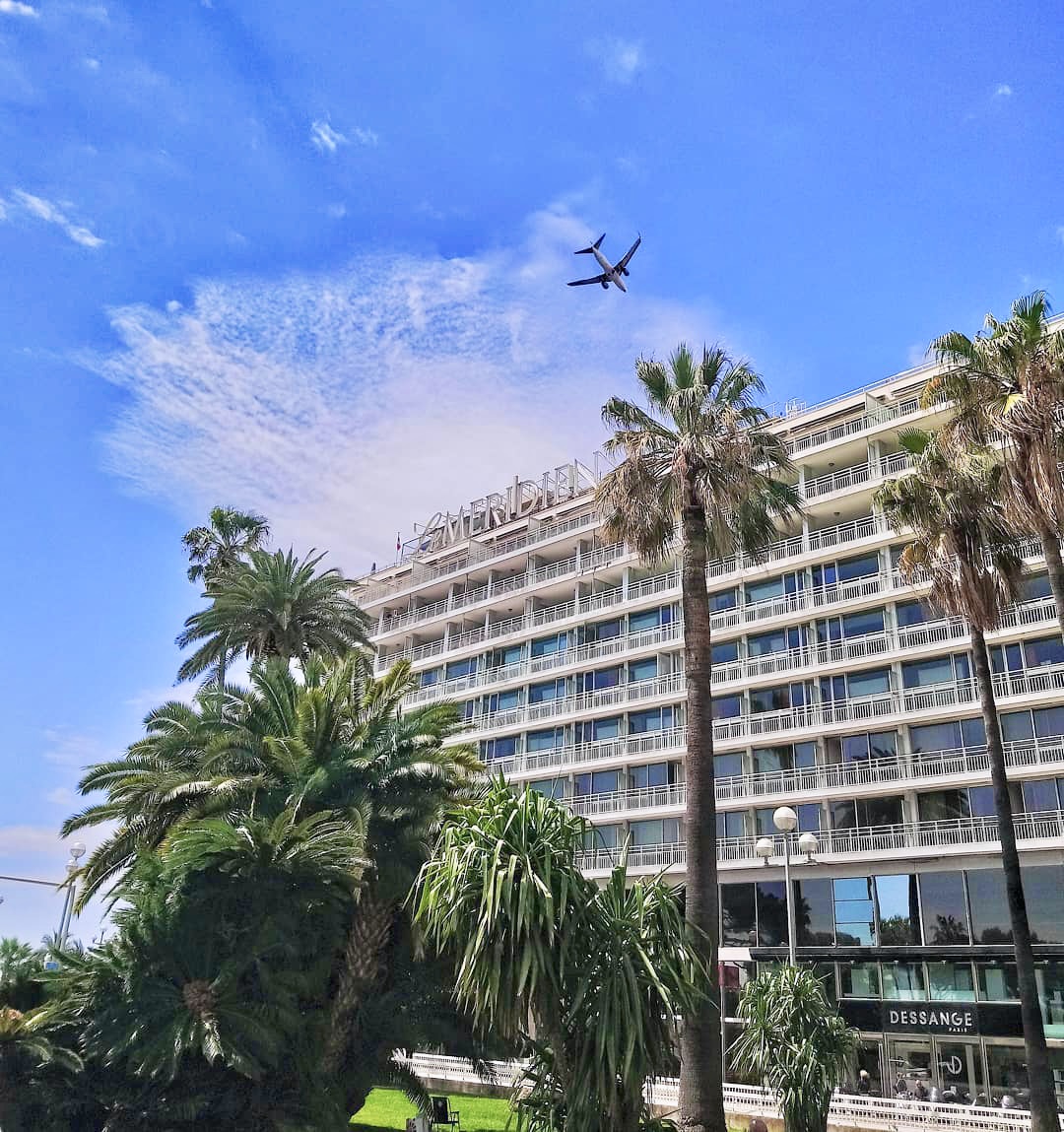 Décollage pour 2023 ✈️ 
Fermez les yeux et repensez à ce qui vous a fait sourire cette année
Et imaginez tout ce qui vous attend pour cette nouvelle année
L’ensemble de l’équipe vous souhaite une bonne année 2023!

#lemeridiennice #lemeridien #marriott #HappyNewYear #NewYear2023