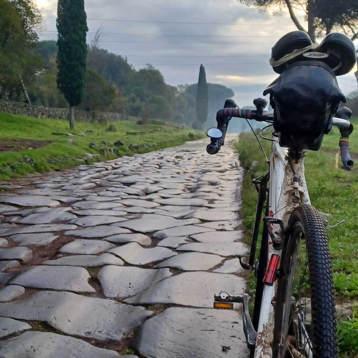sampietrino's tweet photo. Buon inizio.
ph @ermagister / https://t.co/imbuibRChS
#buon2023 #bikinginrome #appia #viaappiaantica #appianway #appiaantica #parcoappiaantica #reginaviarum #basoli #sampietrini #sanpietrini #selciatoromano #roma #rome #cobblestones #basolatoromano #streetsofrome #straderomane https://t.co/7DC7dcpIdM