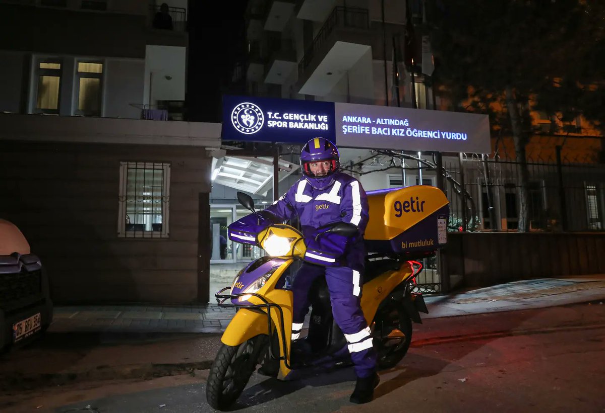 TCSanayi's tweet photo. MOTOSİKLETLİ YILBAŞI MESAİSİ

Bakan @varank, yeni yıla Ankara'da zorlu koşullarda çalışan kuryelerle birlikte girdi. 

Kaskını taktı, kurye kıyafetini giydi ve motosiklet ile dağıtıma çıktı. 🏍️

Türkiye'nin ilk Turcorn'larından @getir'in kuryesi oldu. 

https://t.co/6Tqum5oWS0 https://t.co/Q8Vlpw74yv