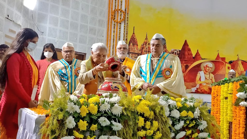 mgkvpofficial's tweet photo. 44वें दीक्षांत समारोह में पहली बार कार्यक्रम का शुभारंभ 'जल भरो' परंपरा से हुई। दीक्षांत समारोह में इस परंपरा से जल संरक्षण का संदेश दिया गया।

@anandibenpatel
@anandktyagi @ChiefSecyUP @myogiadityanath @UPGovt @VCofficeMGKVP @PROofficeMGKVP 

#44thConvocation #MGKVPConvocation https://t.co/SXxj49DIvy
