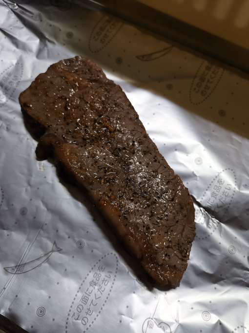 実家にフライパン持ち込んで肉焼いてる。 