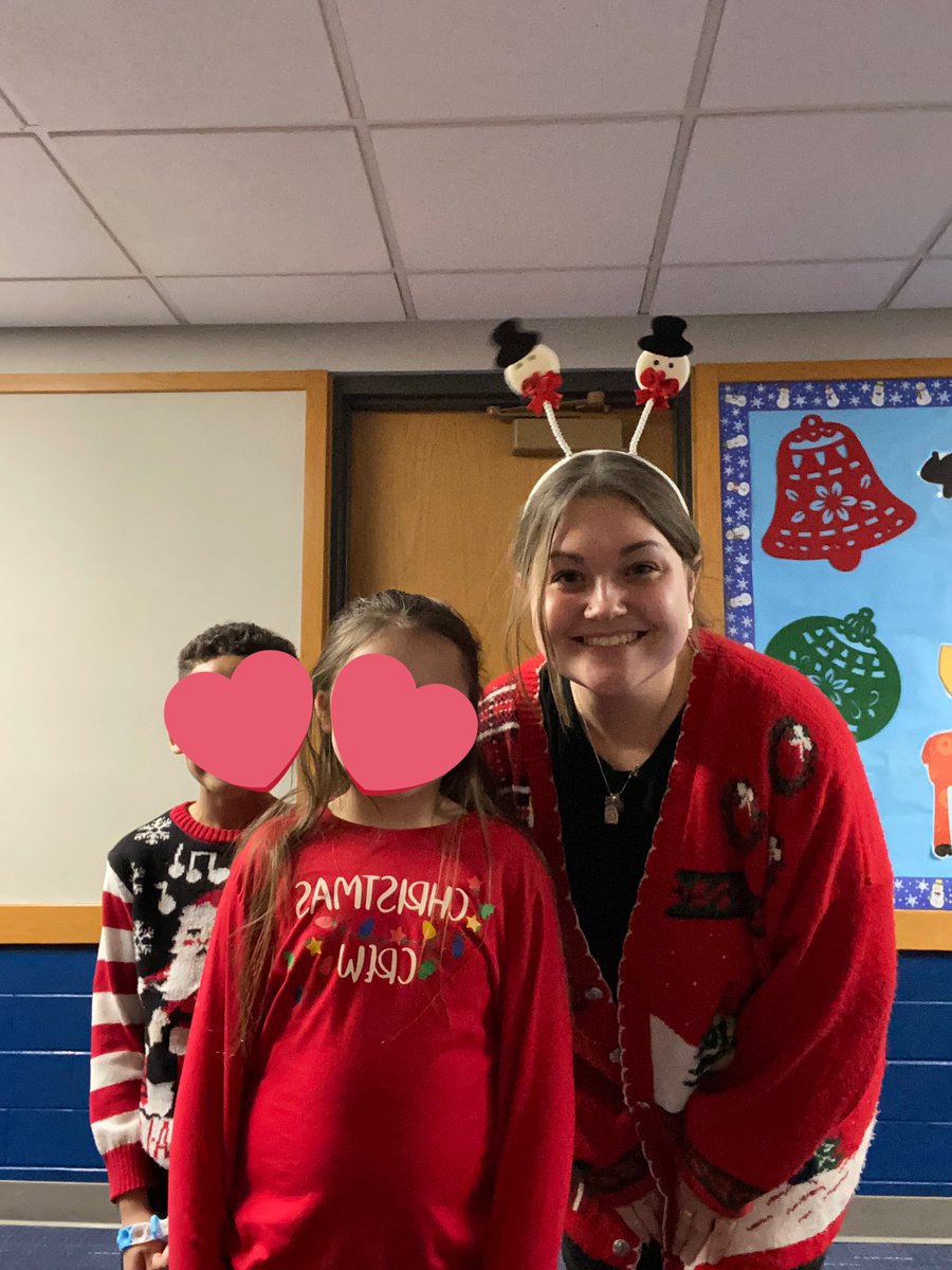 ms_mennonno's tweet photo. Some very festive friends the week before break! ❤️ https://t.co/KRLQqNWDET