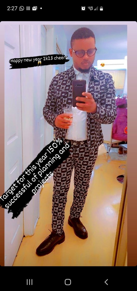 ChrisBMat2's tweet photo. Mes voeux le meilleur à tous, pour un nouveau chapitre !! Tout en etant optimiste ✌🏾 Bonne année 2023 🥳 cheers 🥂. https://t.co/H9OkSx3pJv