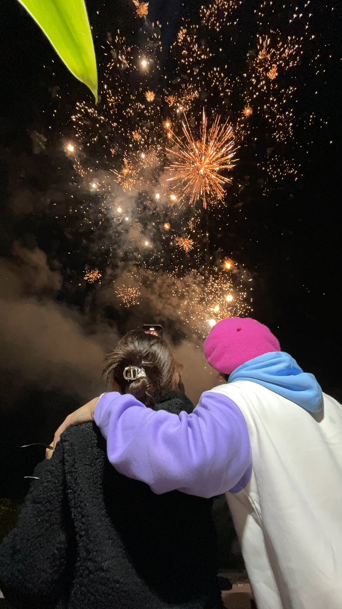 iamAndalioLoisa's tweet photo. HAPPY 2023!!!! 🎆💜💗 https://t.co/QNkrE5HVvQ