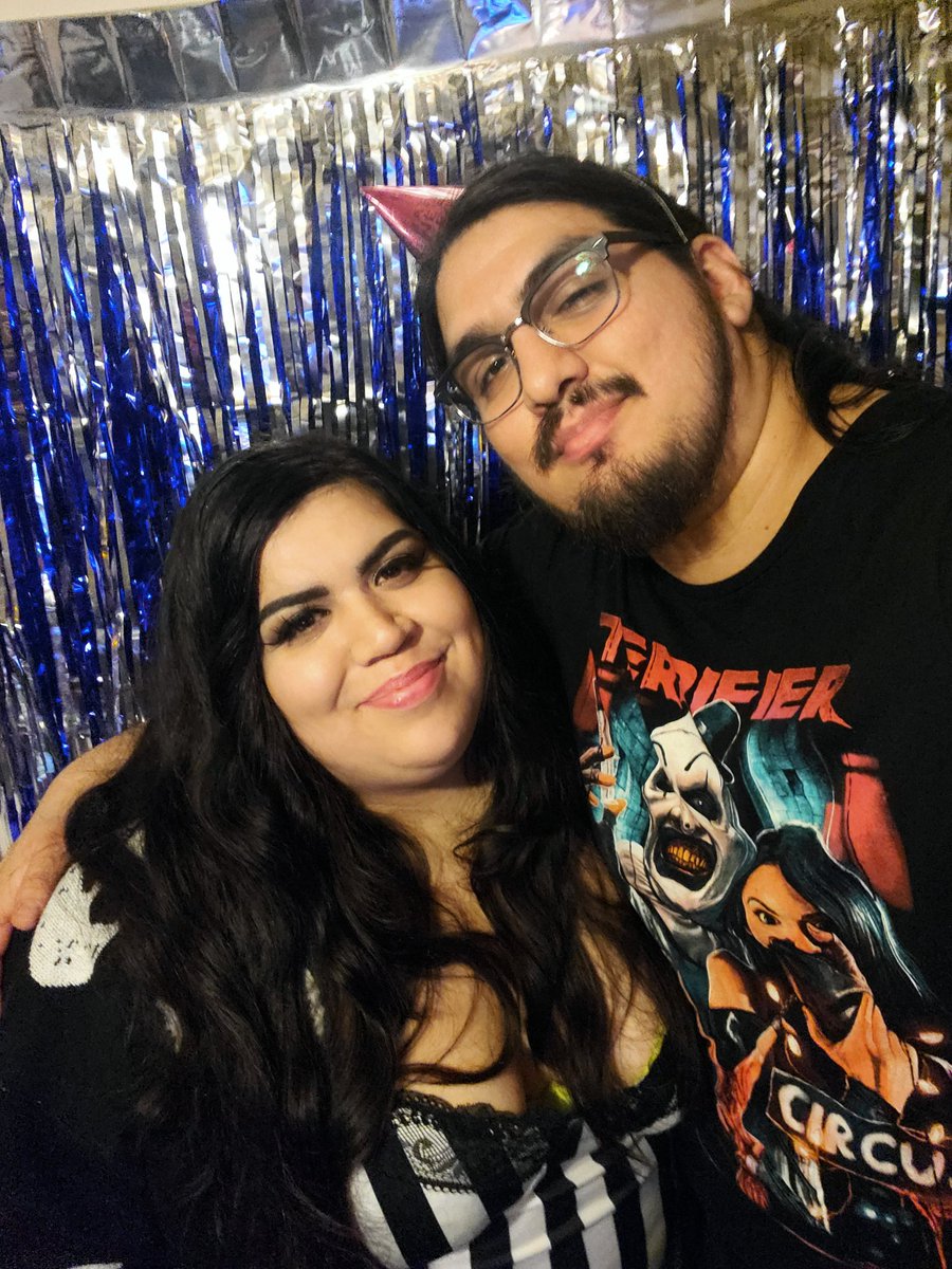 WTFsabrina's tweet photo. Happy new year from Mr. &amp; Mrs.Galvan 💖 https://t.co/Jk11GtvWD3