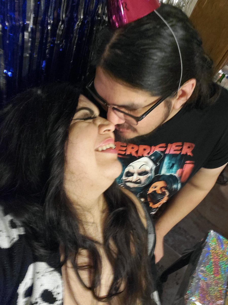 WTFsabrina's tweet photo. Happy new year from Mr. &amp; Mrs.Galvan 💖 https://t.co/Jk11GtvWD3