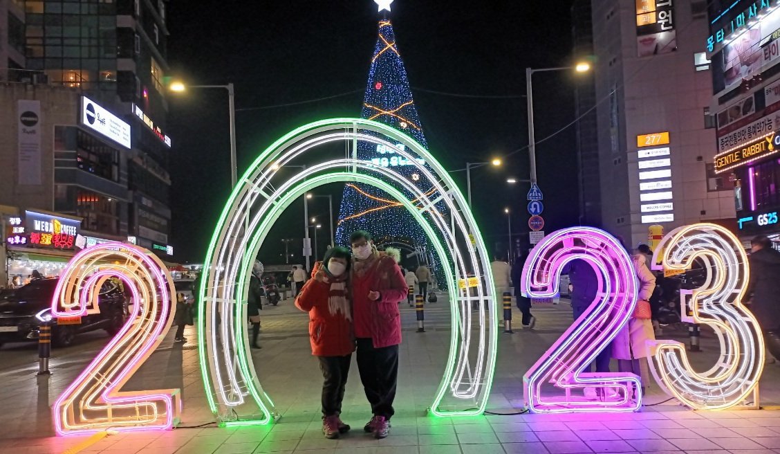 2023.01.01,일
어제도 오늘도 내일도 태양은 힘차게 떠오릅니다.

오늘 태양은 2023년의 첫 태양입니다.
새해 첫날의 태양과 동해바다의 힘찬 기운으로 건강과 행복을 드립니다.

집사람과 오랜만에 집을 떠나 새해를 맞으며,
모든 분들 2023년 건승을 빕니다.
감사와 고마운 마음을 담아 사랑합니다.