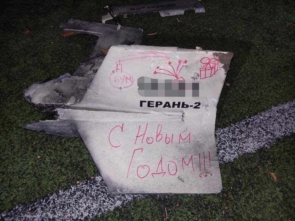 PtashkaAzovstal's tweet photo. Це вам від братів наших або чому я ненавиджу всім серцем росію і вишкребків росіянських шлюх. Уламки знищеного камікадзе на Київщині сьогодні вночі. Горіти вам в пеклі, виблядки. https://t.co/nZqHidTQ8x
