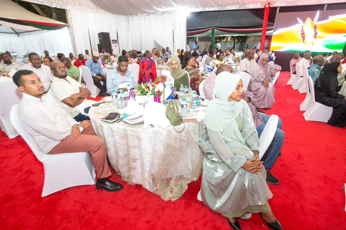 StateHouseKenya's tweet photo. PRESIDENT RUTO: OUR FOCUS IS  ECONOMIC RECOVERY 

President @WilliamsRuto has said the government is committed to reviving the economy.  

The government, he added, will not shy away from making tough decisions that will enable sustainable economic growth. https://t.co/GBQ7Ay10mF