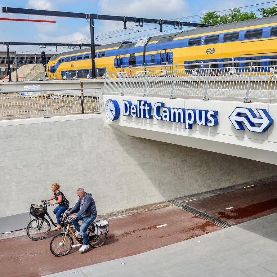 A quarter of all kilometers cycled in Dutch cities are to/from a train station. Half of all train trips start with a bike ride.

Thanks to the trains, there is more cycling; and thanks to cycling, more train usage. A virtuous circle of sustainable travel.

trojmiasto.wyborcza.pl/trojmiasto/7,3…