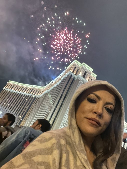 HAPPY NEW YEAR 🎈 https://t.co/U5QBKHGuE0<a href="/tag/nationalselfieday"class="tags"><span>#nationalselfieday</span></a>