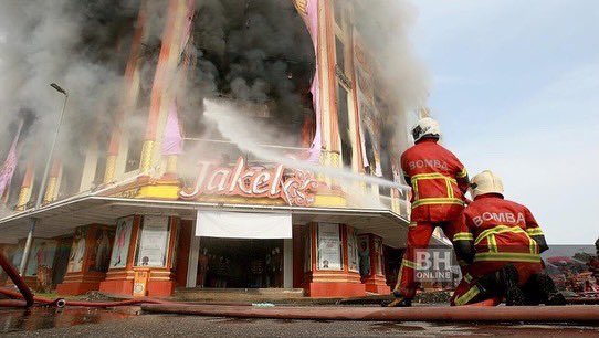 kpkt_gov's tweet photo. BOMBA: JAKEL SHAH ALAM TERBAKAR

Bomba berusaha padam kebakaran gedung tekstil terkemuka, Jakel Shah Alam yang musnah dalam kejadian kebakaran pagi tadi.

Punca kebakaran dipercayai akibat litar pintas," -Bomba.

#PasukanKPKT
#WiraMerah https://t.co/9TEI43f3cP