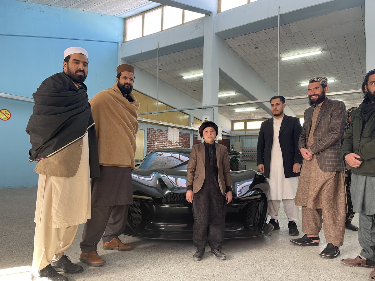 ShafiOriakhil's tweet photo. کله مې چې دا موټر له نږدې نه وو لیدلی زما تصور ترې ډېر ضعیف وو.
مګر له نږدې لیدو د ENTOP نوښتګر ټیم وړتیاوو حېرت زده کړم.
دا ټیم هڅه کوي د پټرولو پرځای له افغان لیتیمو کار واخلي چې افغانستان ټکنالوژیکي ایجاد سره جوخت پاکې (Green Energy ) ته داخل شي.

#افغانستان_ژوندی_دی! https://t.co/H72ONQTLHr