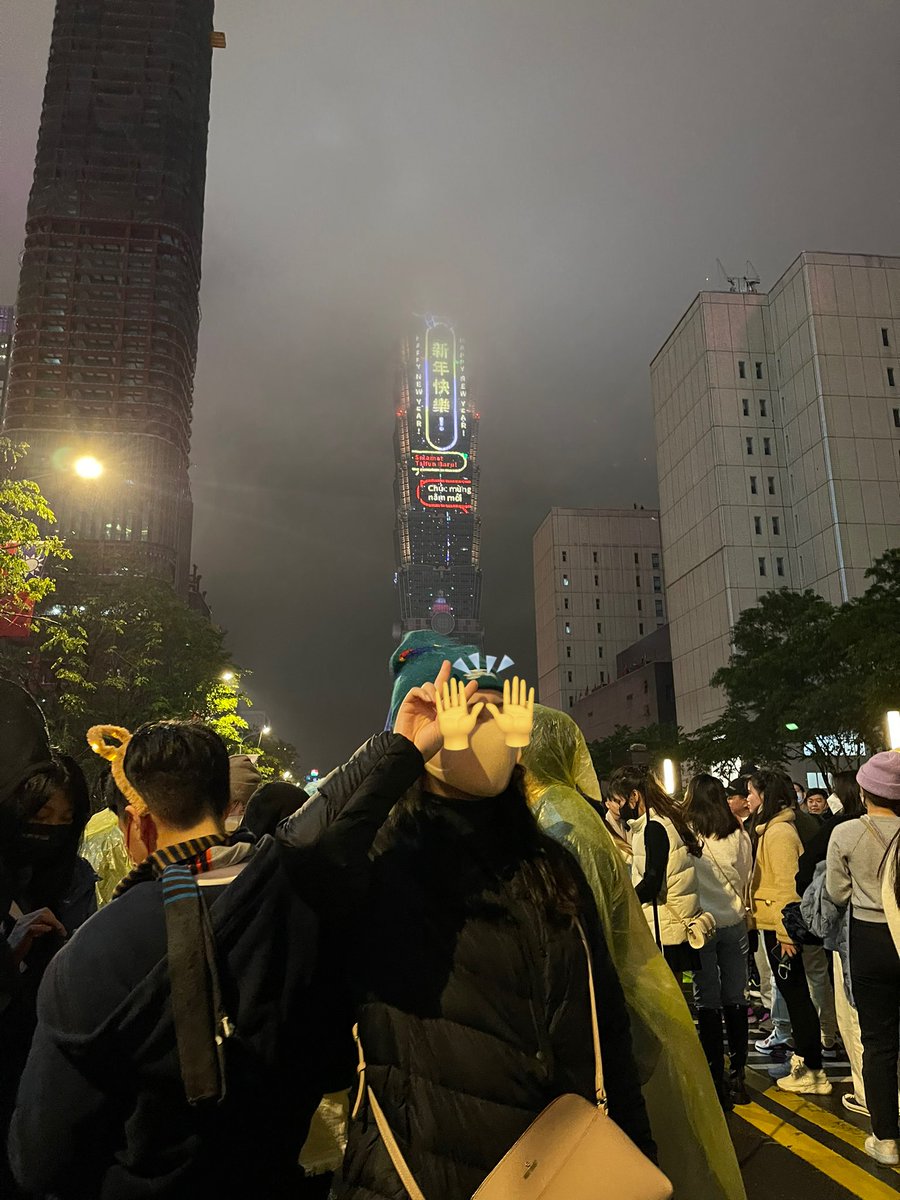 dagehotw's tweet photo. 台湾に来て7回目、台北に引っ越してきて3回目の年越し🎆
今年の101カウントダウンはなかなかいいポジションで見れた🥹✨どすっぴんで来てる日本人多分私だけ😂
その後は約1時間かけて徒歩で帰宅🚶‍♀️市政府から忠孝復興て意外と遠い！
からの年越しそばを作りました🥢
2023年は台湾語習得がんばる！！ https://t.co/R3aHNc91Rc