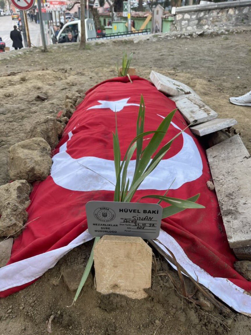 “Çelik bile sert değil 
Gel  gör ki 
düşman mert değil 
Ölürüz de dert değil
Üzer kahpe pusular
#SinanAteş 

Şehidimize Allah’tan rahmet acılı ailesine ve sevenlerine sabırlar diliyorum
Durağı Uçmağ Olsun🤲🇹🇷