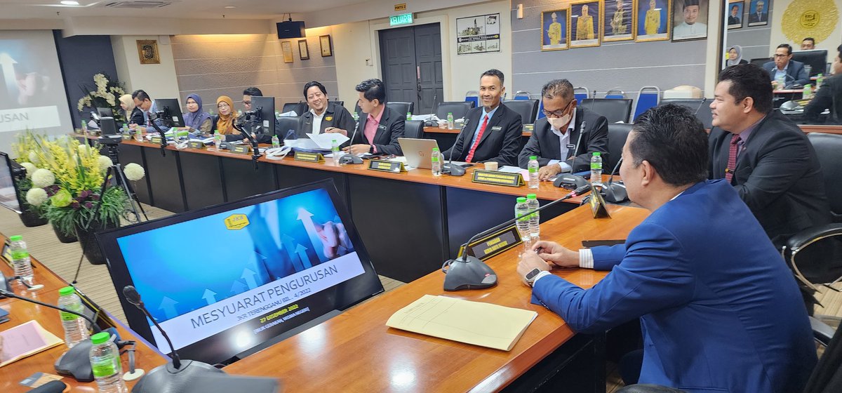 27 Disember 2022 | Mesyuarat Pengurusan Bil 4/2022 JKR Terengganu dipengerusikan oleh Tn. Pengarah <a href="/IrHjMdridzwan/">IrHjMdridzwan</a> buat kali terakhir sebagai Pengarah Kerja Raya Negeri Terengganu.
<a href="/IPJKR_Official/">JKR Malaysia Rasmi</a> <a href="/irahmadredza/">Ahmad Redza Ghulam</a> <a href="/HasliJKR/">Hasli Ibrahim (Ir. Dr.)</a> <a href="/JkrMalwi/">MOHAMAD ALWI MAT ZIN</a>