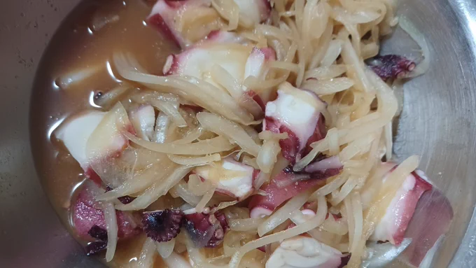扶桑の食卓に掲載されていた「蛸の酢味噌和え」、早速作ってみました お正月の強めの味付けのお料理でもったりした口がさっぱりしますねたまねぎは「軽く塩もみ」のためちょっと辛味が残るかと思うので、大人向けかもしれないです(お酒は間違いなく合う!)  