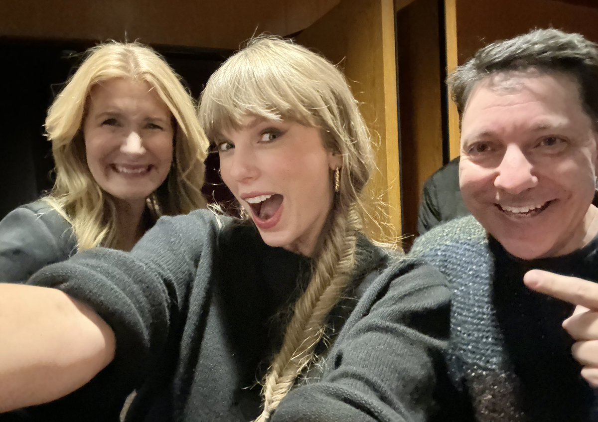ChrisBergoch's tweet photo. What an amazing year Feeling ‘22🎶! Here’s to a happy, healthy ‘23…inside her fantasy, how it was supposed to be…🎶
PS: THANK YOU @taylorswift13 for taking time to discuss your incredible short film ALL TOO WELL a few weeks ago. Here’s to 365 more magical MIDNIGHTS &amp; beyond🥂✨ https://t.co/x3StP2sIPT