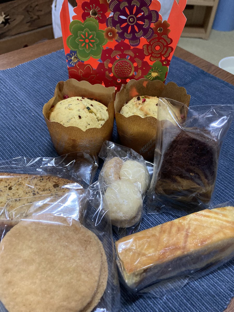 takeuma000's tweet image. まだ全部食べてないけどマフィンめちゃくちゃ美味い。焼き菓子各種もめちゃくちゃ美味い。残りとホットサンド食べるのも楽しみー
#W3D