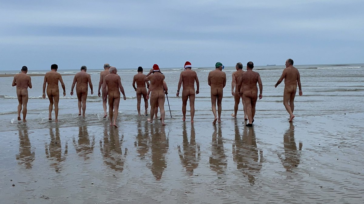 pays_dauge's tweet photo. À Merville-Franceville une quinzaine de naturistes pour le bain du 1er janvier #NouvelAn2023 https://t.co/XFMExeHelC