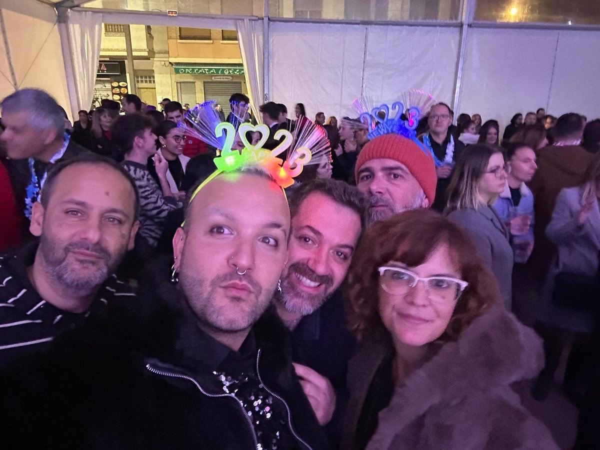 Juanan_1982's tweet photo. 🎉 #FestesiFallesFoios | 👏🏼 Després de dos anys les veïnes i veïns de Foios s'han involucrat al màxim en la celebració de la nit de Cap d'Any.
😘 GRÀCIES per fer-ho possible i GRÀCIES, també, a tots/es els/les que han treballat per a poder aconseguir-ho.
🥳🥂 Bon Any 2️⃣0️⃣2️⃣3️⃣‼️ https://t.co/CwuFLSf70d