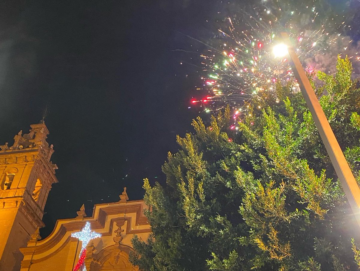 Juanan_1982's tweet photo. 🎉 #FestesiFallesFoios | 👏🏼 Després de dos anys les veïnes i veïns de Foios s'han involucrat al màxim en la celebració de la nit de Cap d'Any.
😘 GRÀCIES per fer-ho possible i GRÀCIES, també, a tots/es els/les que han treballat per a poder aconseguir-ho.
🥳🥂 Bon Any 2️⃣0️⃣2️⃣3️⃣‼️ https://t.co/CwuFLSf70d