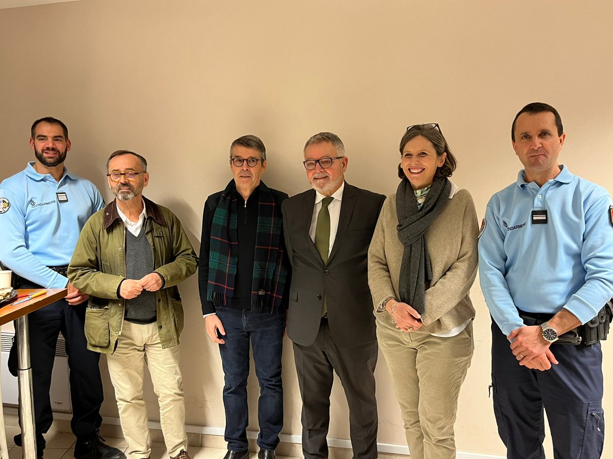 Agglo_Beziers's tweet photo. #VALRASPLAGE
Hier soir, passage de Robert Ménard, président de l'agglo et d'Emmanuelle Ménard députée de l'Hérault, et de Pierre Castoldi sous préfet de Béziers, au poste de gendarmerie de Valras Plage. https://t.co/lIMhVg88ML