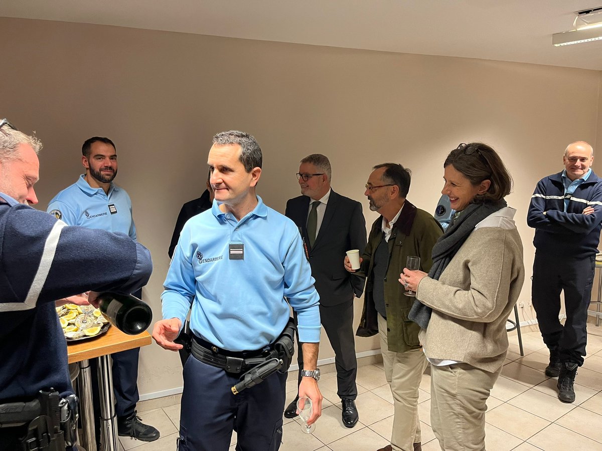 Agglo_Beziers's tweet photo. #VALRASPLAGE
Hier soir, passage de Robert Ménard, président de l'agglo et d'Emmanuelle Ménard députée de l'Hérault, et de Pierre Castoldi sous préfet de Béziers, au poste de gendarmerie de Valras Plage. https://t.co/lIMhVg88ML