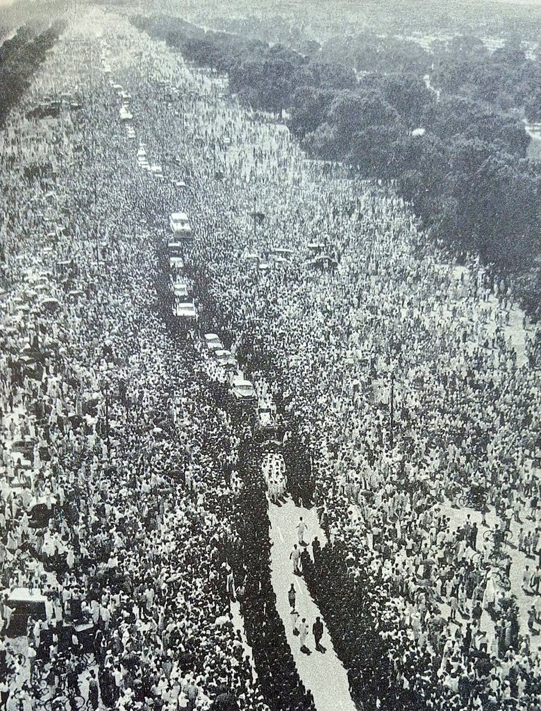 IndiaHistorypic's tweet image. 1964 :: Funeral Procession of PM Jawaharlal Nehru