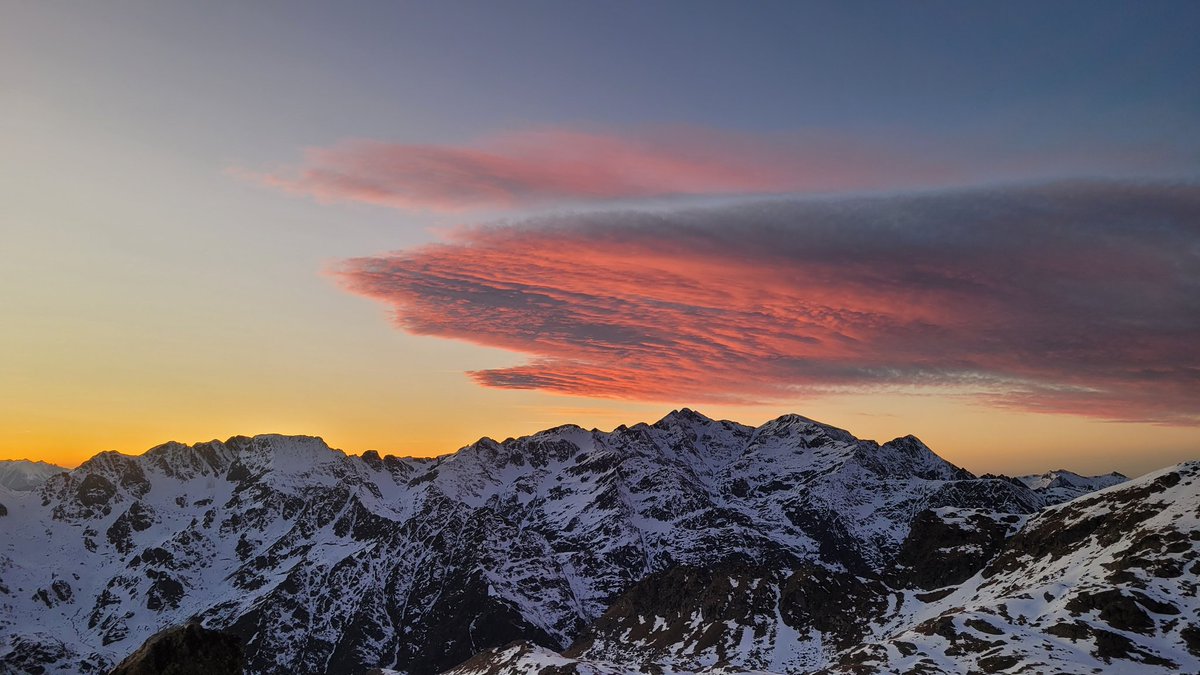 alexsolde's tweet photo. Espectacular última posta de Sol de l'any. Des de l'estació d'Ordino Arcalís (Mirador Solar de Tristaina). #ElTempsTV3 https://t.co/HHjilz4tTg