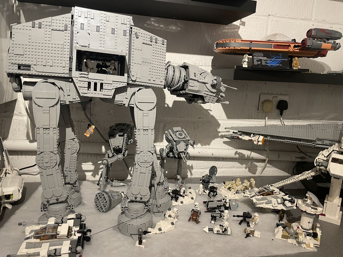 TallTim2021's tweet photo. @SimonLittlefie1 @LesleyJMunro I managed to get the At-At cheaper then the RRP after selling some other Lego to fund it. https://t.co/0CX9mk2lJI