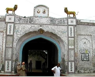 WonderVinod's tweet photo. Before 1950, all villagers lived within the redline area between two Darwazas (known as Vadda Darwaza and Shera Vala Darwaza). The houses are small traditional Punjabi houses.
After 1950, people slowly started settling down outside the redline area also.
#Toosa
#Punjab
84/n https://t.co/W0jo9r7qFq