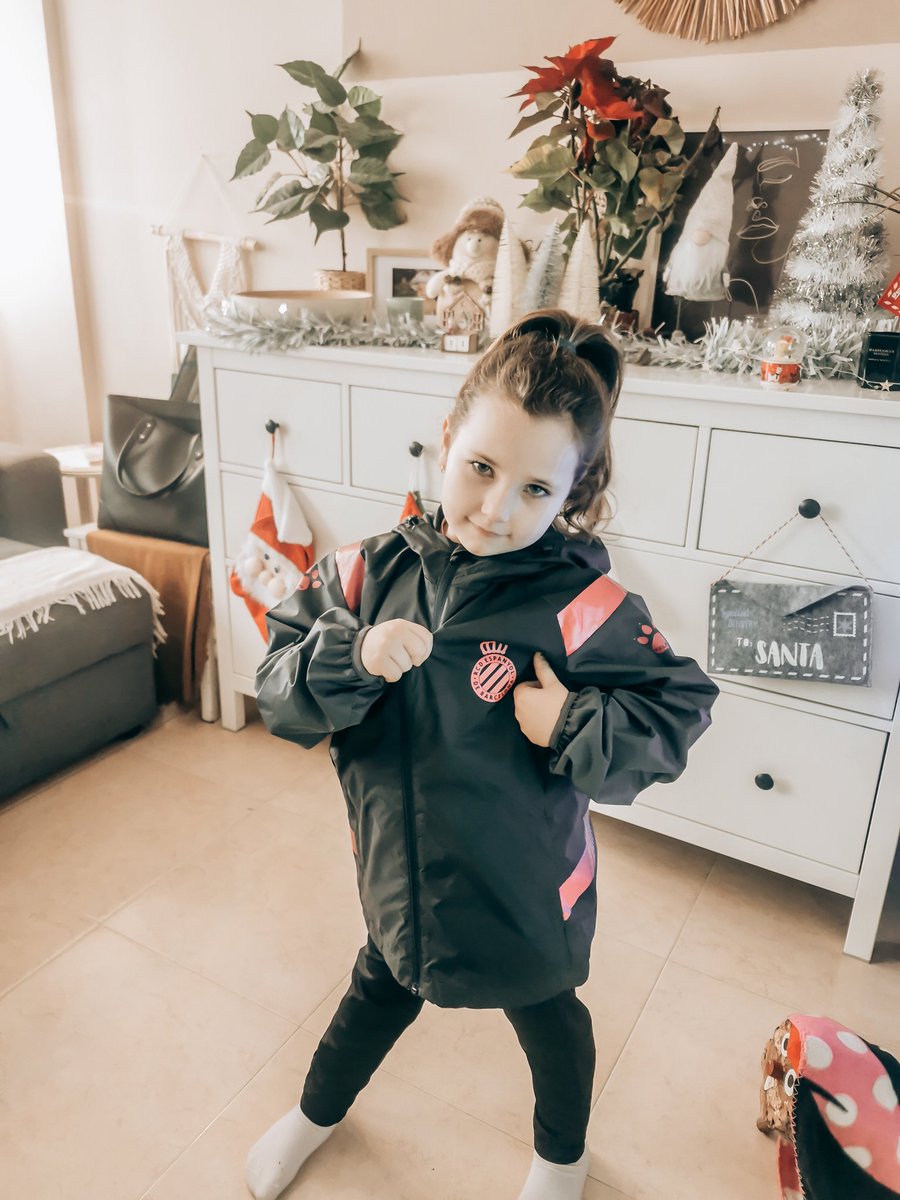 islaur0's tweet photo. Ayer, día 31 mi hija cumplió 6 años. Hoy le he preguntado cuál fué su regalo favorito y ha contestado:'Que el Barça no pudo ganarnos'
Pasó la noche contando a la família la crónica del partido y cuando sonaron las campanadas brindó y gritó a pulmón JO SE LUU
#RCDE
#orgulloperico https://t.co/s2wJjsRdbB