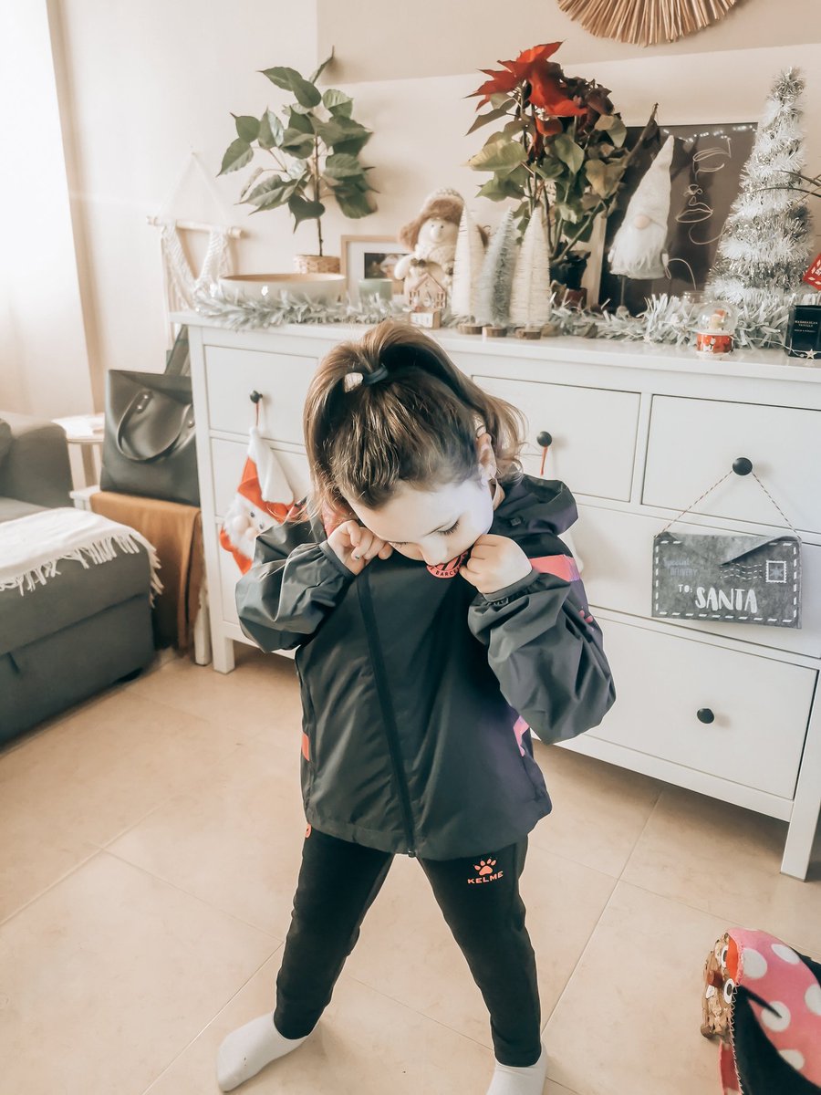 islaur0's tweet photo. Ayer, día 31 mi hija cumplió 6 años. Hoy le he preguntado cuál fué su regalo favorito y ha contestado:'Que el Barça no pudo ganarnos'
Pasó la noche contando a la família la crónica del partido y cuando sonaron las campanadas brindó y gritó a pulmón JO SE LUU
#RCDE
#orgulloperico https://t.co/s2wJjsRdbB