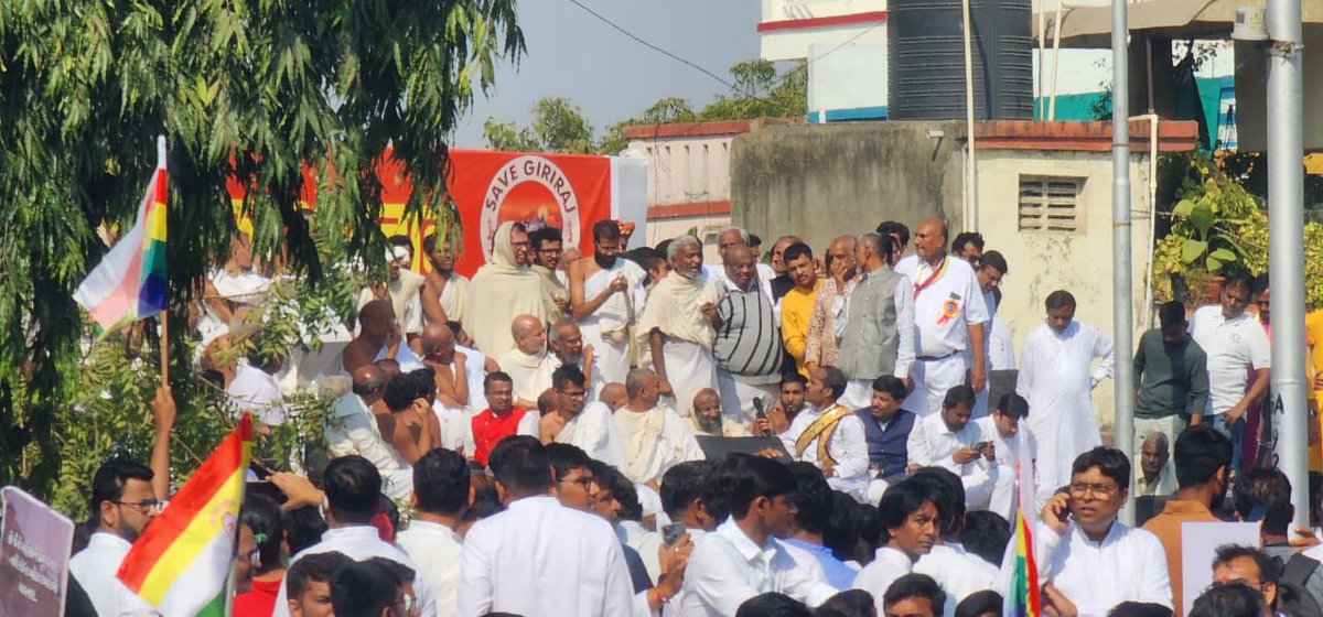 TanviSolanki_'s tweet photo. कभी कुछ मांगा नही
कुछ चाहा नही
कुछ छीना नही
किसीको चोट पहुंचाई नही
हम जैन है साहब, अहिंसा हमारा पहला धर्म हैं ।
अहिंसा से हमारे तीर्थों पर किये हुए  कब्जे को हटाने की मांग करते है  ।। #SavePalitanaji #SaveGiriraj #saveshikharji #SaveGirnarji https://t.co/ZqKy6QsLDi