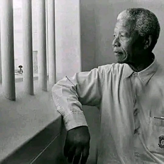 Tak lama setelah terpilih sbg Presiden Afrika Selatan (1994-1999), Nelson Mandela bertemu sipir yang dulu menyiksanya ketika dipenjara di sebuah ruang isolasi. @budimandjatmiko