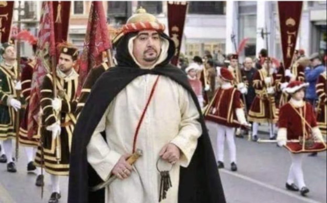 M_Zml's tweet photo. في يناير من كل عام يأتي الأسبان برجل يلبس زياً أندلسياً ليمثل دور آخر ملوك المسلمين في الأندلس وهو يسلم مفاتيح غرناطة لملوك أسبانيا …!
الصليبيون يحتفلون بانتصاراتهم على المسلمين و المسلمون يحتفلون بأعياد الصليبيين …!!! https://t.co/7jRtf4KBRP