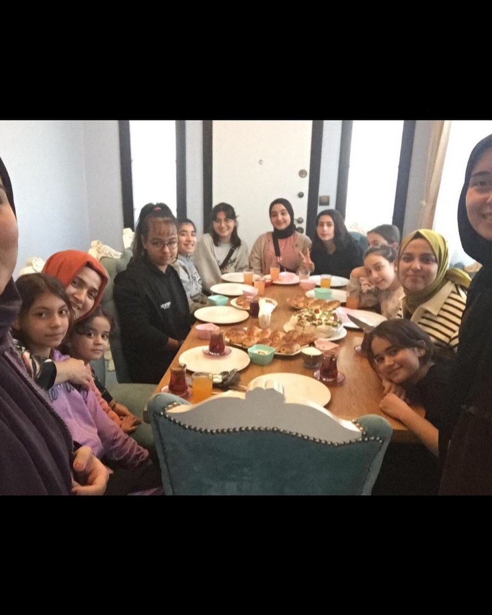 Sakider01's tweet photo. Bu hafta sakider merkez ortaokul kız grubu ile aile ziyareti etkinliği yaptık. Muhabbetin, neşenin bol olduğu bir vakit geçirdik ve biten seneyi değerlendirip yeni sene için yeni hedefler belirledik🌸 https://t.co/cUXFV5J3xl