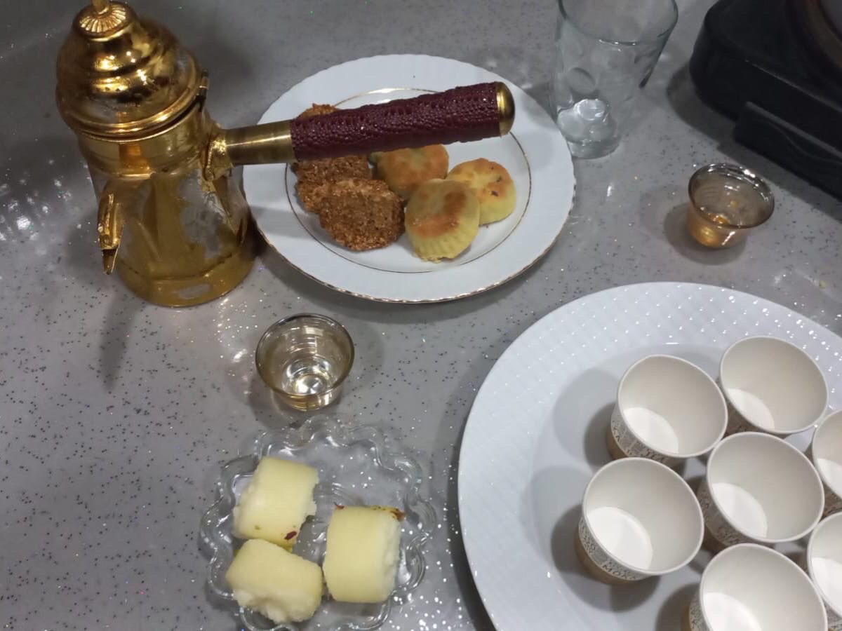 batmanbatuder's tweet photo. Ülke tanıtım günlerimize Suriye ile devam ediyoruz. Sunumun ardından geneleksel tatlar ikram edildi. Emperyalist devletler aramıza suni sınırlar çizmiş olsa da kardeşliğimiz ebedidir. Tanıtımda ve sunumda emeği geçen Dia Talip ve Fatma Ali’ye teşekkür ederiz. 

#bizbirmilletiz https://t.co/cE8ubcAZwF
