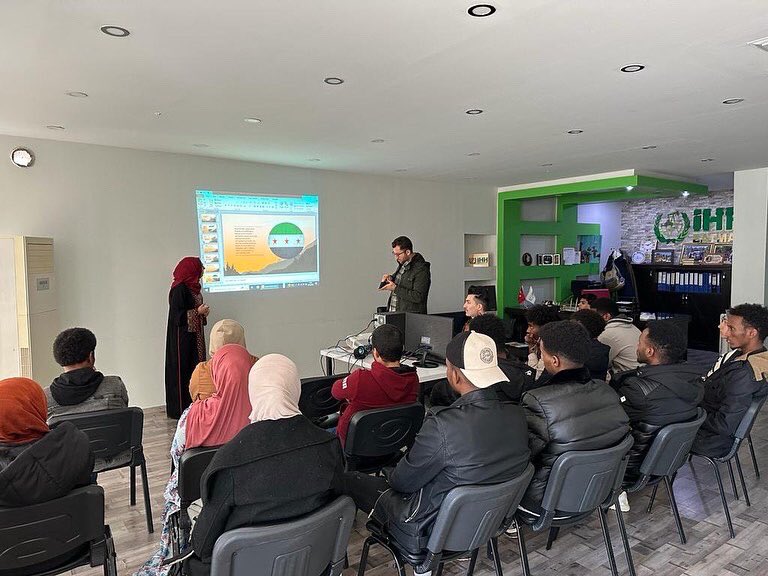 batmanbatuder's tweet photo. Ülke tanıtım günlerimize Suriye ile devam ediyoruz. Sunumun ardından geneleksel tatlar ikram edildi. Emperyalist devletler aramıza suni sınırlar çizmiş olsa da kardeşliğimiz ebedidir. Tanıtımda ve sunumda emeği geçen Dia Talip ve Fatma Ali’ye teşekkür ederiz. 

#bizbirmilletiz https://t.co/cE8ubcAZwF