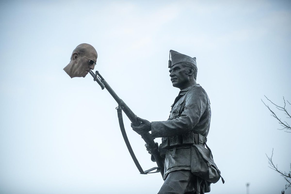 electo_mania's tweet photo. ‼️Activistas insertan una réplica de la cabeza de Franco 💀 en el monumento homenaje a los legionarios 🪖 de Madrid.

Pretenden llamar la atención sobre el homenaje a figuras de la dictadura como Millán Astray, “sin dañar la escultura”. Vía @eldiarioes 

https://t.co/EqNRLwPZK9 https://t.co/4U6aM6XnOy